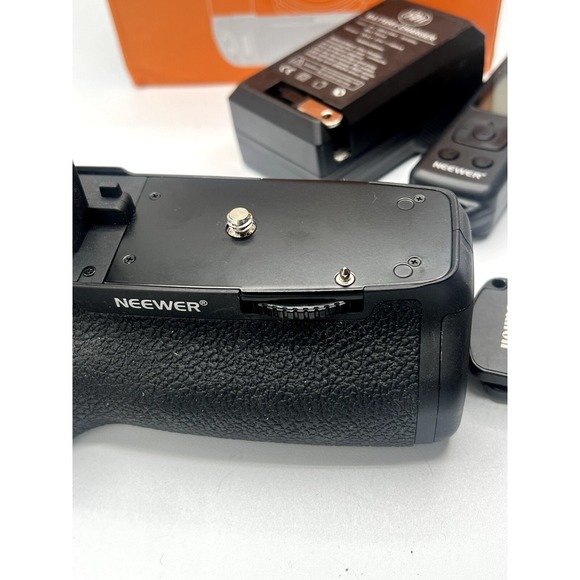 Neewer 2.4GHz Wireless Battery Grip w/ Remote Control For Canon 750D/760D - Picture 5 of 14